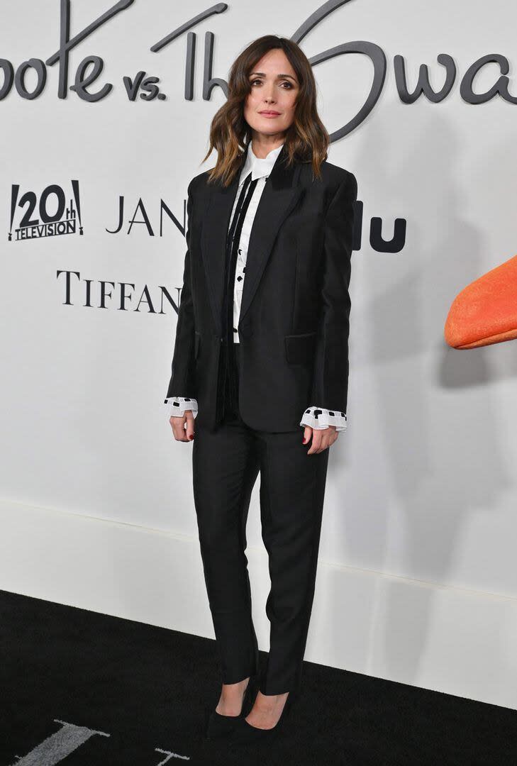 La actriz Rose Byrne fue la más disruptiva de la noche: la australiana se presentó en la gala con un elegante traje negro que combinó con una blusa de encaje blanca y una corbata larga negra. Con el pelo suelto hasta los hombros, completó su look con un par de tacones negros