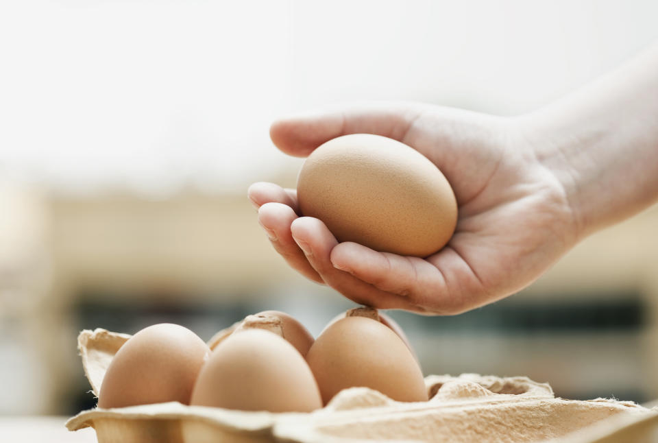 Los huevos son seguros de comer si se cocinan y se manipulan de la manera apropiada. Acostúmbrate a revisar su estado antes de comerlos para evitar problemas digestivos. I(Foto: Getty)