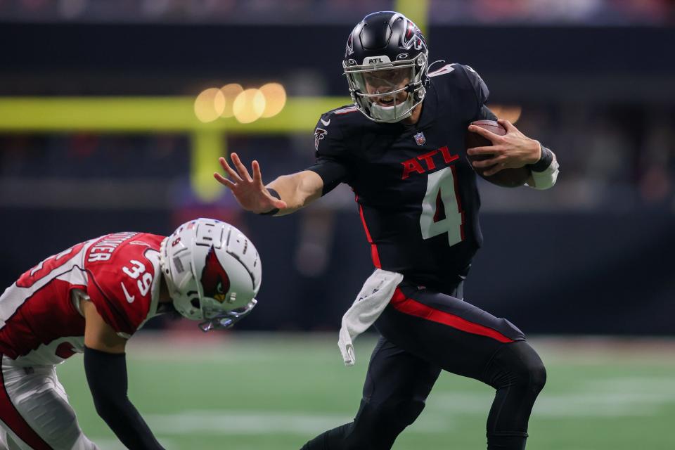 Atlanta Falcons quarterback Desmond Ridder (4) scrambles against the Arizona Cardinals in the first half at Mercedes-Benz Stadium in Atlanta on Jan. 1, 2023.