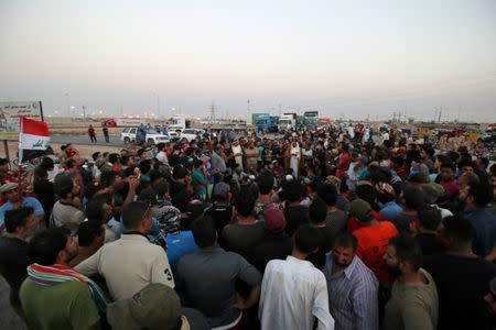 Protesters block the road to Iraq's Umm Qasr port, south of Basra, Iraq July 13, 2018. REUTERS/Essam al-Sudani