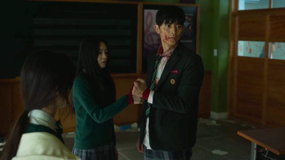 Park Solomon has tied Cho Yi-hyun's hand to his hand