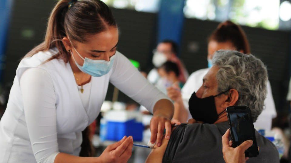 Refuerzo de vacuna COVID para maestros comenzar&#xe1; a inicio de 2022: Salud