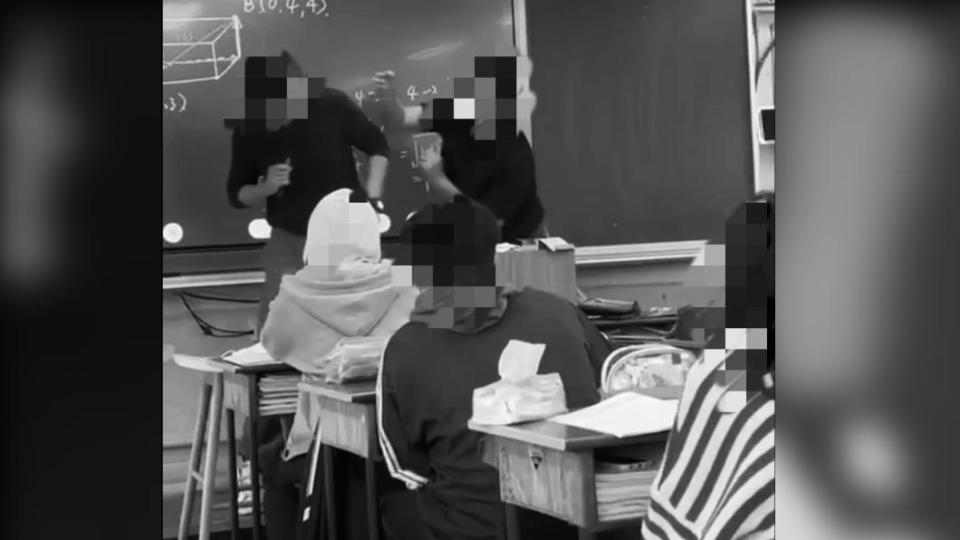 男同學衝上講台歐打師長，畫面全被同學拍下。（圖／翻攝自記者爆料網）