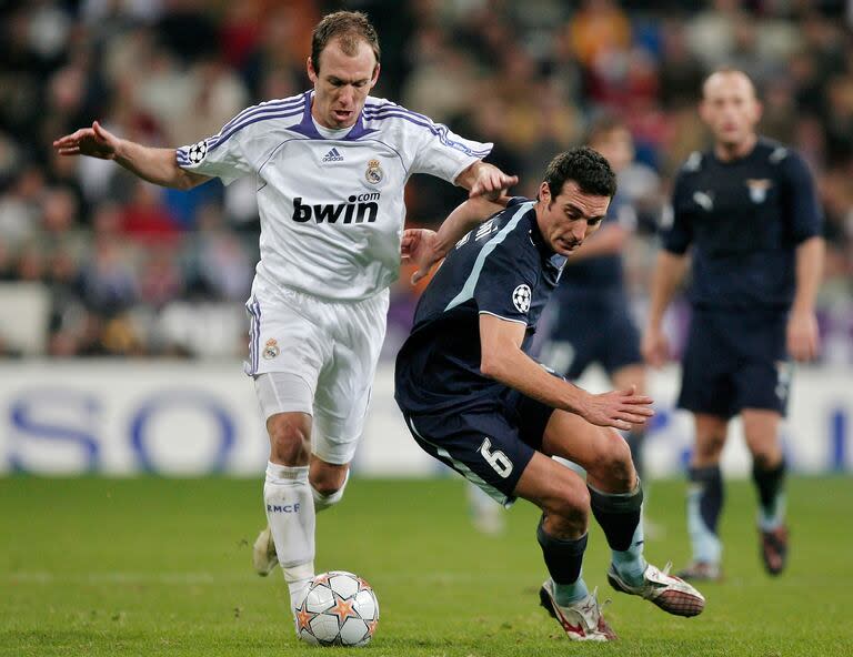 Scaloni, de jugador, frente a Arjen Robben, en el Santiago Bernabéu; ¿dirigirá al Madrid?