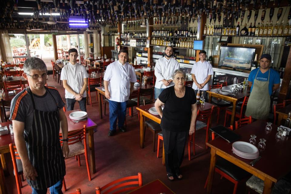 Trabajadores de la Parrilla Carlitos en la ruta provincial 2, Provincia de Buenos Aires.En el centro, María Olivier Kiricos, de 73 años, la dueña de Carlitos