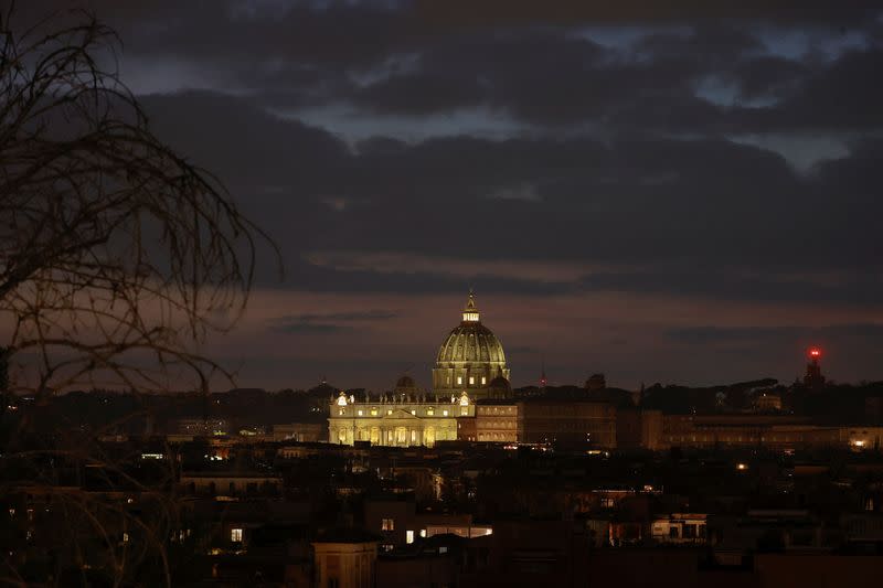 La Basílica de San Pedro se ve desde Pincio Terrace el día después de la muerte del expapa Benedicto, en Roma, Italia