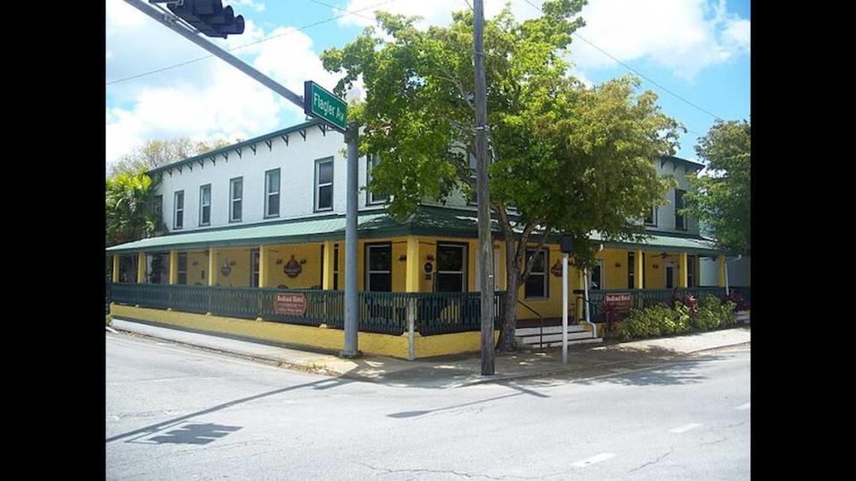 Fachada del Hotel Redland en Homestead, construido en 1904, que algunos creen tiene fantasmas que penan después de un incendio letal ocurrido allí en 1913, es el foco del podcast Miami Oculto.