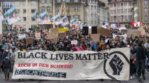 Demonstrierende halten ein Banner mit der Aufschrift "Black Lives Matter - Auch in der Schweiz!" während eines Protests gegen Rassismus und Polizeigewalt. Foto: Georgios Kefalas / KEYSTONE / dpa