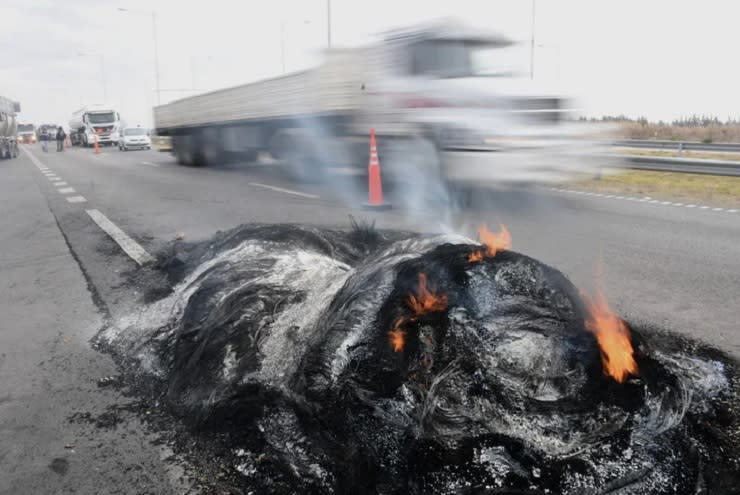 Las protestas con bloqueos de rutas y autopistas en todo el país continúan, en reclamo a la falta de combustible