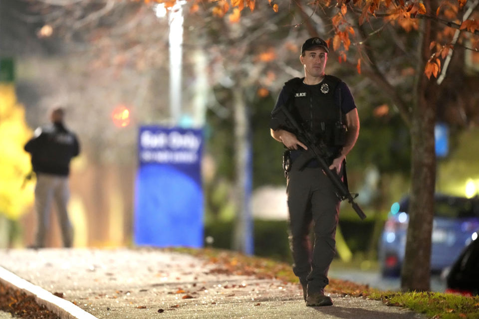 Agentes de seguridad armados patrullan en el exterior del Centro Médico de Maine durante una balacera en Lewiston, Maine, el 25 de octubre de 2023. (AP Foto/Steven Senne)