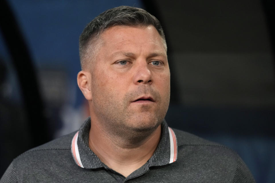 U.S. coach B.J. Callaghan watches before a CONCACAF Nations League semifinal soccer match against Mexico, Thursday, June 15, 2023, in Las Vegas. (AP Photo/John Locher)