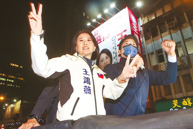 台北市長蔣萬安（右）6日晚間陪同國民黨第三選區立委補選候選人王鴻薇（左）在中山區、北松山區進行車隊掃街。（鄧博仁攝）
