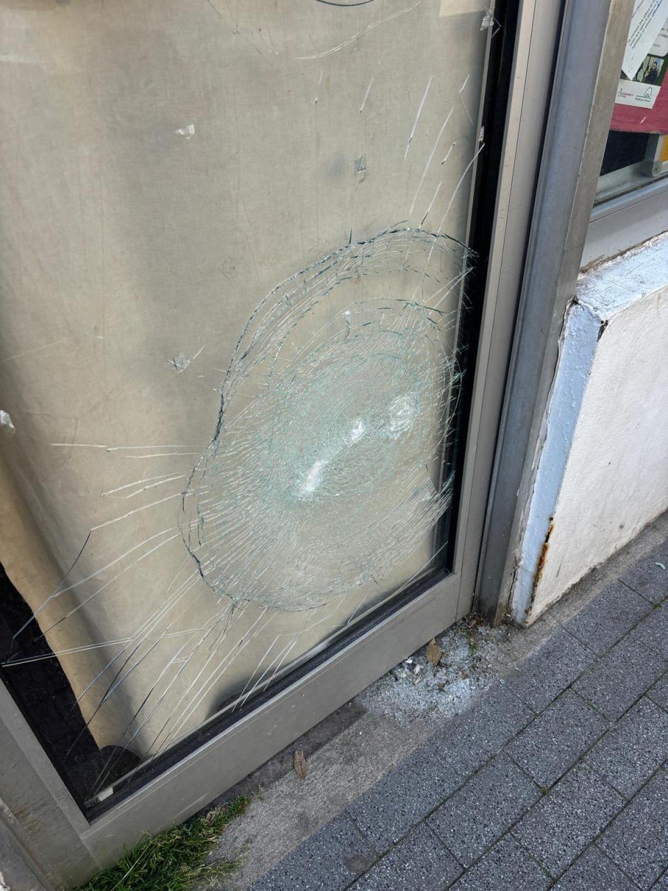 Cracks were seen across the glass entrance to Ms Creasy’s office (@stellacreasy/X)