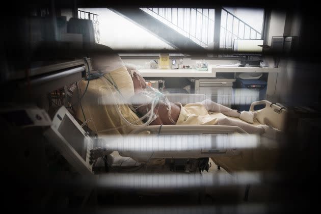 Un patient infecté par le COVID-19 est allongé sur un lit médicalisé au service de réanimation de l'hôpital Lariboisière de l'AP-HP (Assistance Publique - Hopôpitaux de Paris) à Paris le 27 avril 2020. (Photo: JOEL SAGET via Getty Images)