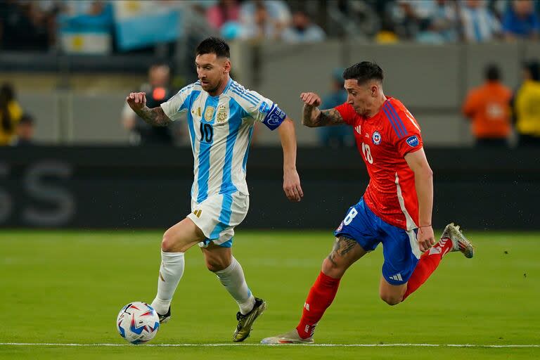 Messi lucha por la pelota con Rodrigo Echeverría