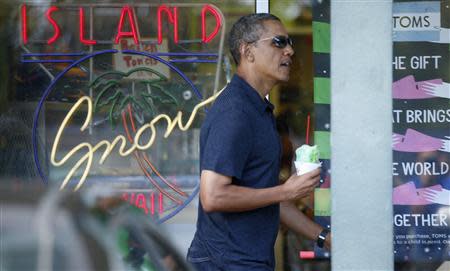 U.S. President Barack Obama carries a shave ice out of Island Snow near his vacation home in Kailua, Hawaii December 31, 2013. REUTERS/Kevin Lamarque