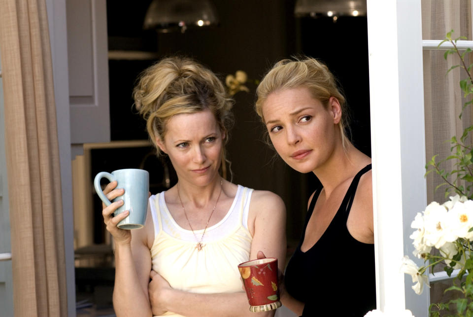 Leslie Mann and Katherine Heigl drinking coffee.