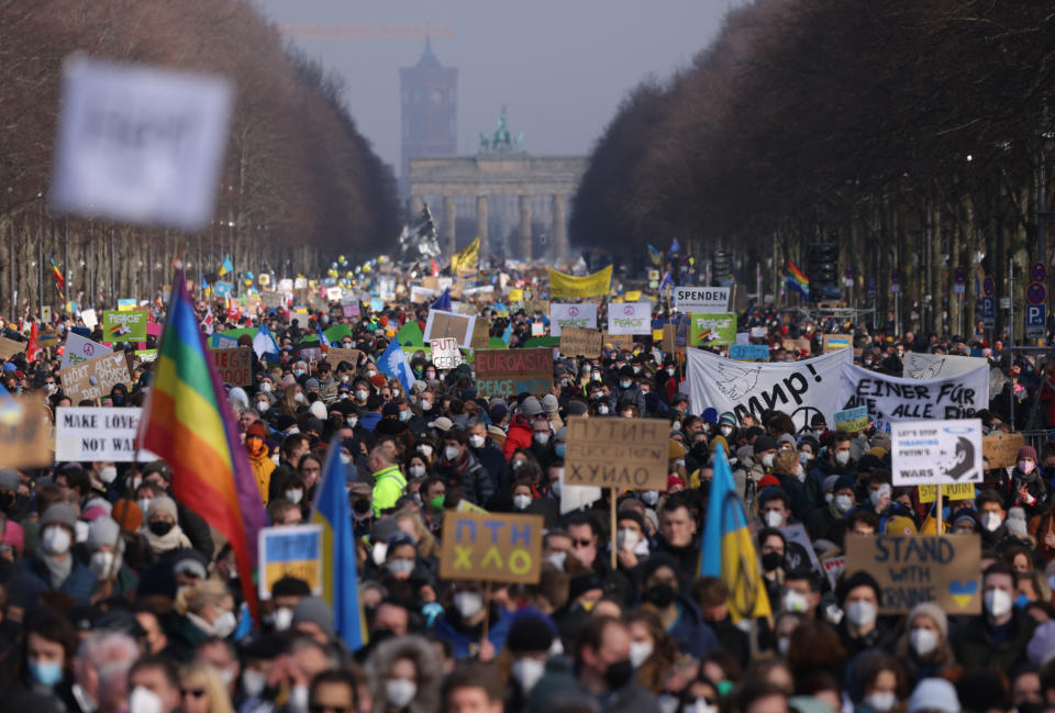 <p>德國柏林昨有大規模示威聲援烏克蘭。(Photo by Sean Gallup/Getty Images)</p> 