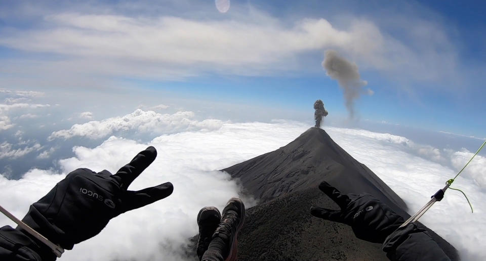 El deportista sobrevuela con su parapente el volcán de Fuego de Guatemala. (Crédito: Caters)