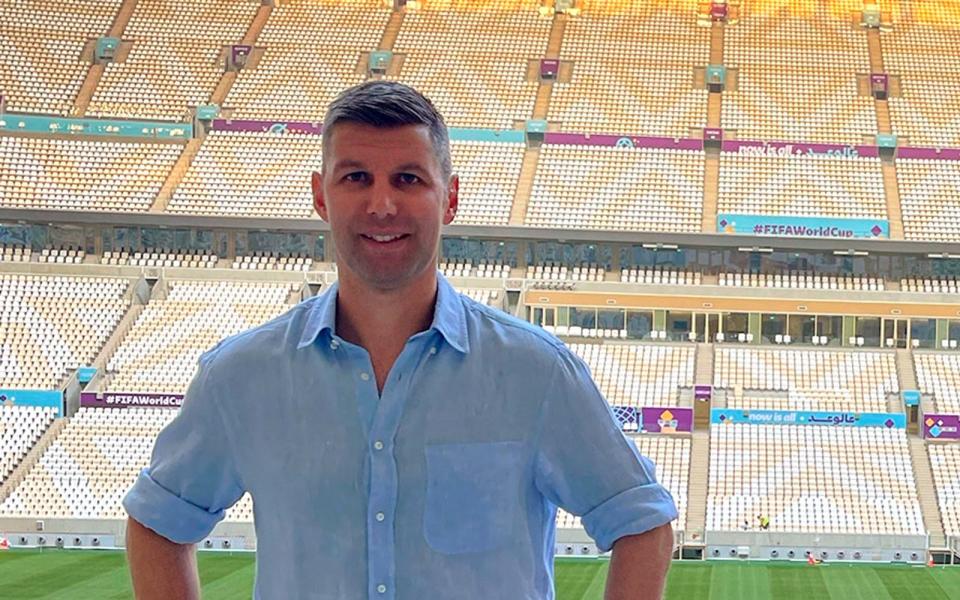 Thomas Hitzlsperger ließ sich die Stadien-Neubauten zeigen, die in Katar unter hohem Zeitdruck errichtet wurden. Seine Reportage flankiert die letzte "Hart aber fair"-Ausgabe mit Frank Plasberg. (Bild: SWR/NGLOW / Nick Golüke)