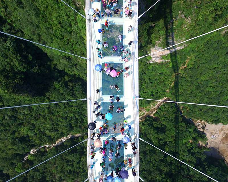 Así es el puente de cristal más largo y alto del mundo