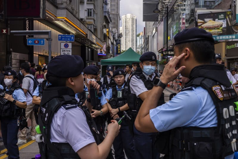 <cite>2023年6月4日，天安門廣場34週年之際，香港警察在維多利亞公園附近巡邏。（美聯社）</cite>