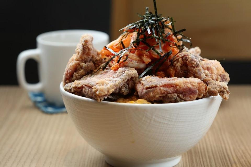 「炸雞愛泡菜丼飯」的唐揚雞腿肉酥嫩入味，搭著鹹辣的韓式泡菜和清爽的滑蛋，味道相當融洽。（180元／份）