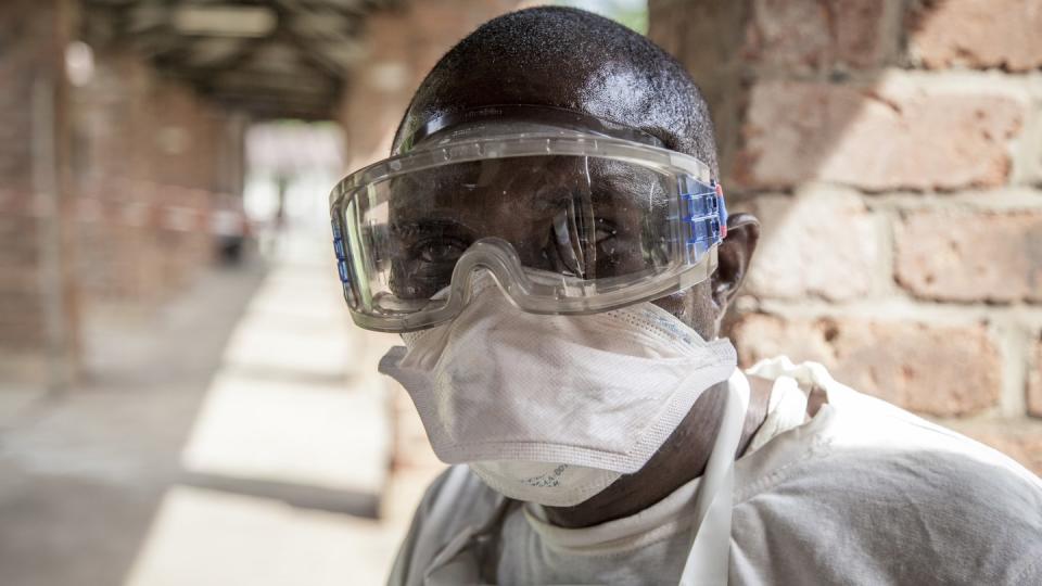 Ein Mitarbeiter in einem Ebola-Behandlungszentrum in Bikoro im Kongo in Schutzkleidung. Foto: Mark Naftalin/UNICEF/AP