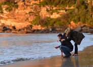 <p>Jason Ruszczyk, the brother of Justine Damond and his wife Katarina Ruszczyk are seen during a vigil for his sister at Freshwater Beach on July 19, 2017 in Sydney, Australia. (Photo: Kate Geraghty/Fairfax Media via Getty Images) </p>