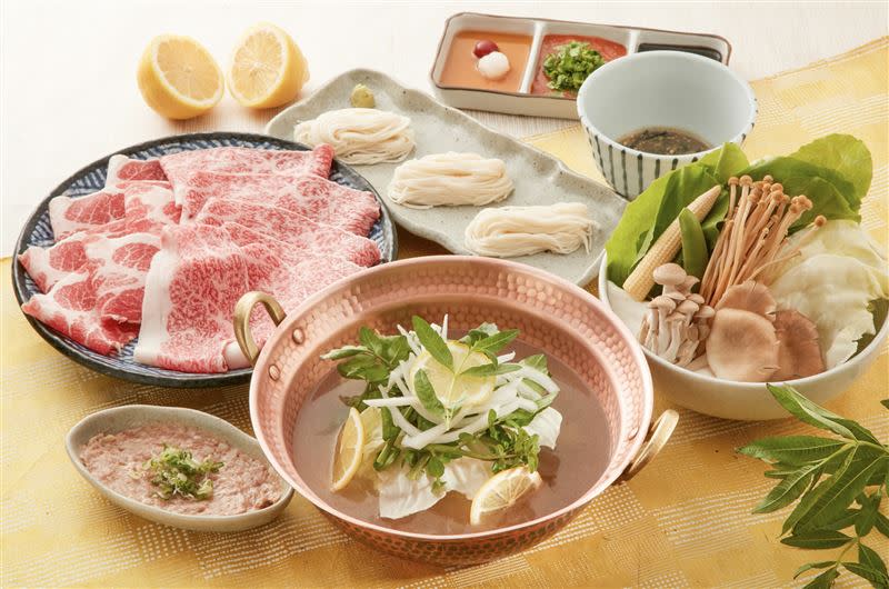 日式鍋物品牌「黑毛屋」即日起插旗「台南三井Outlet」，並推出夏季限定「香檸鍋」。（圖／黑毛屋提供）