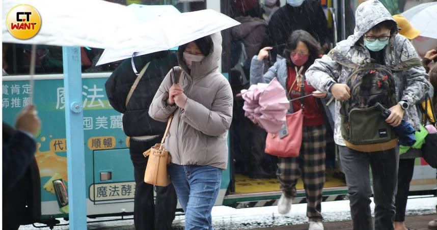 今明兩天，全台仍將為高溫壟罩，不過週四北台灣將轉為有雨天氣。（圖／黃鵬杰攝）