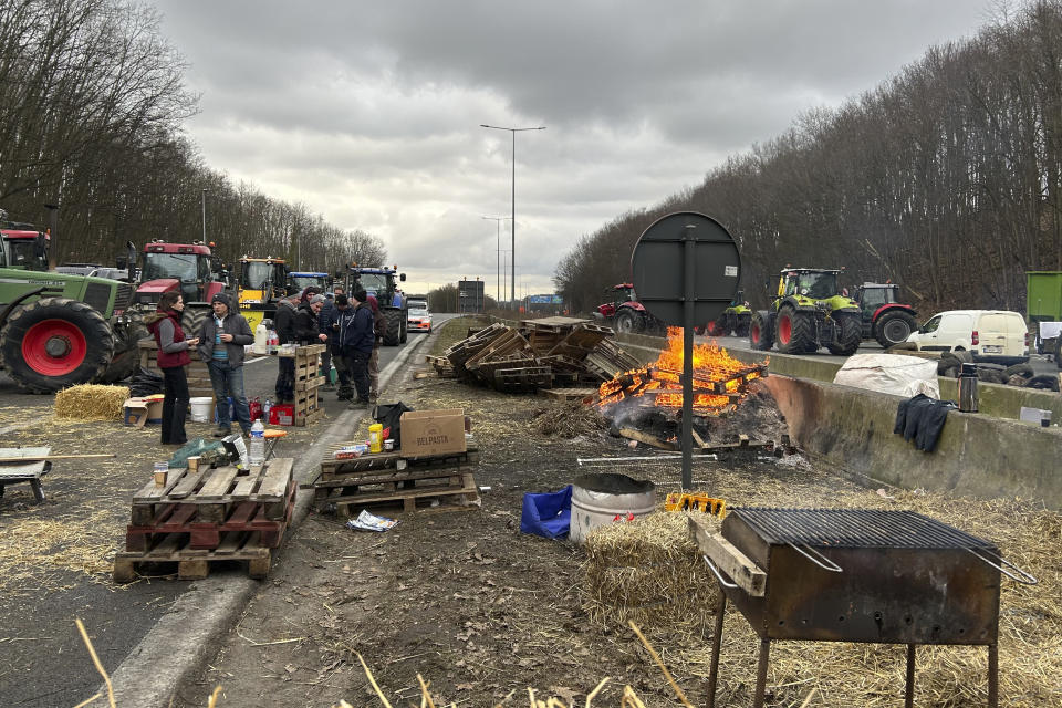 Una delegación de la asociación de Jóvenes Agricultores Belgas bloquea una autopista entre París y Bruselas en Halle, a las afueras de la capital belga, el martes 30 de enero de 2024, por tercer día seguido. Como otros agricultores de la Unión Europea, reclaman menos burocracia y más dinero por sus productos. (AP Foto/Raf Casert)