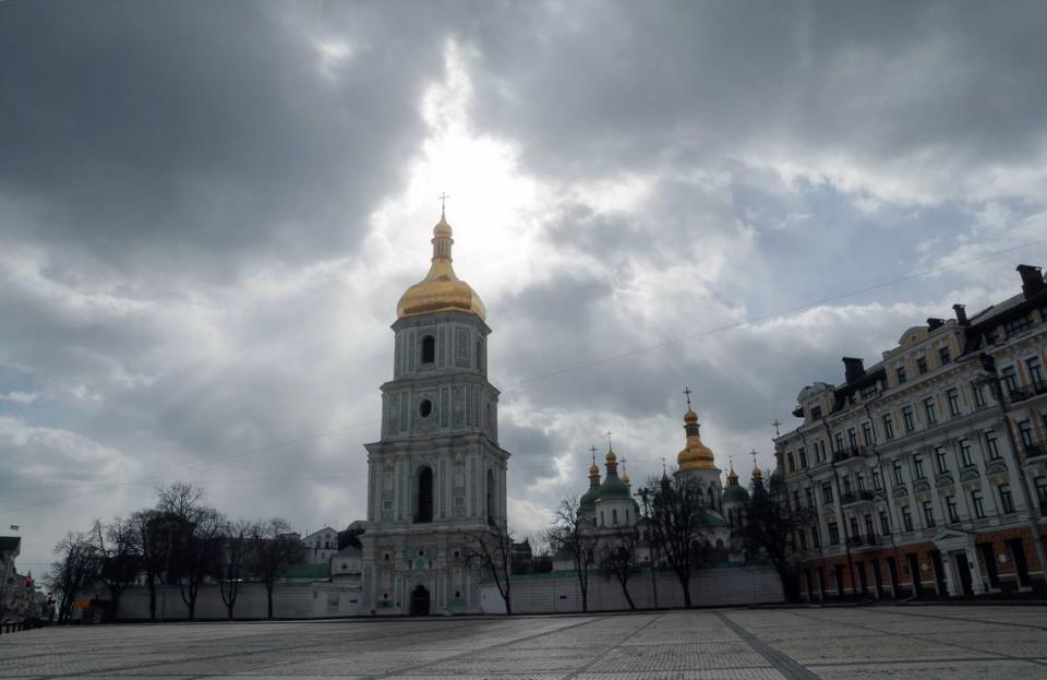 Vista del campanario de la catedral de Santa Sofía de Kiev, uno de los monumentos más conocidos de la ciudad y el primero ucraniano inscrito en la Lista de Patrimonio Mundial de la Unesco en 1990 junto al Monasterio de las Cuevas. Foto del 27 de marzo 2022.