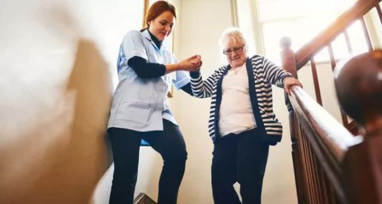 Los pacientes ancianos necesitan ayuda para llegar al baño.