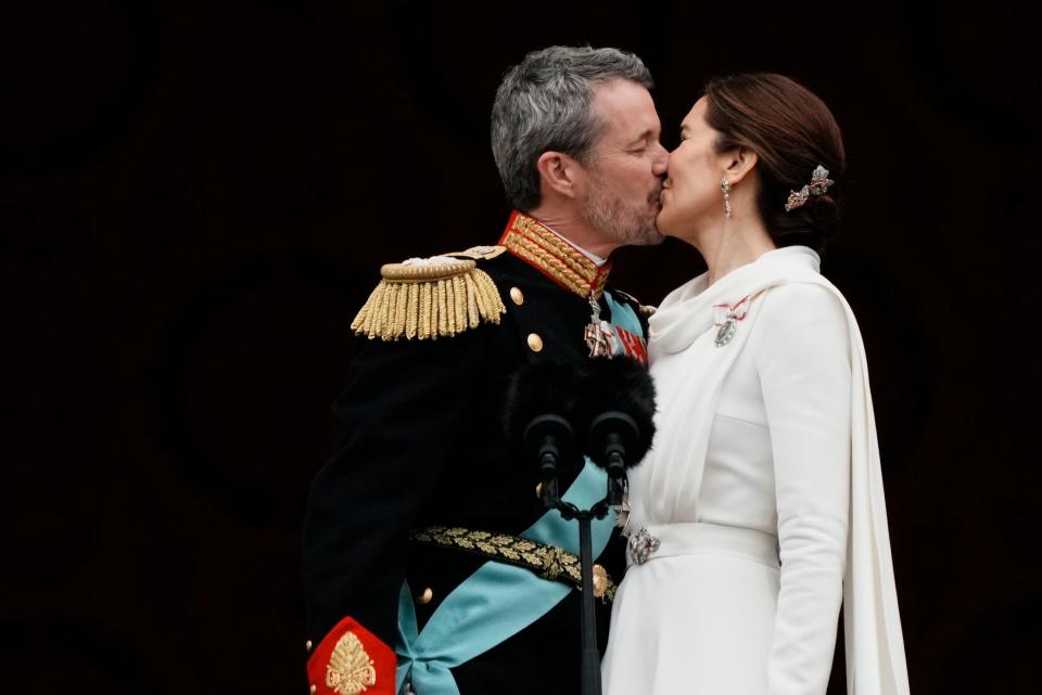 丹麥國王佛瑞德里克與瑪莉王后感情甜蜜，上任第一天就在大眾面前親吻愛妻。（AP）