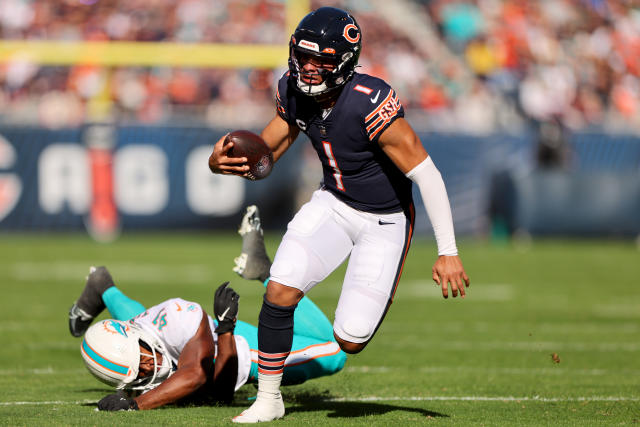 Bears' Justin Fields throws brutal interception off Commanders