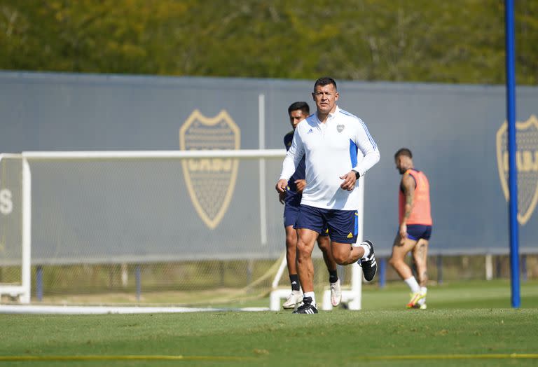 Jorge Almirón, al frente de lo que fue su primer entrenamiento como DT de Boca