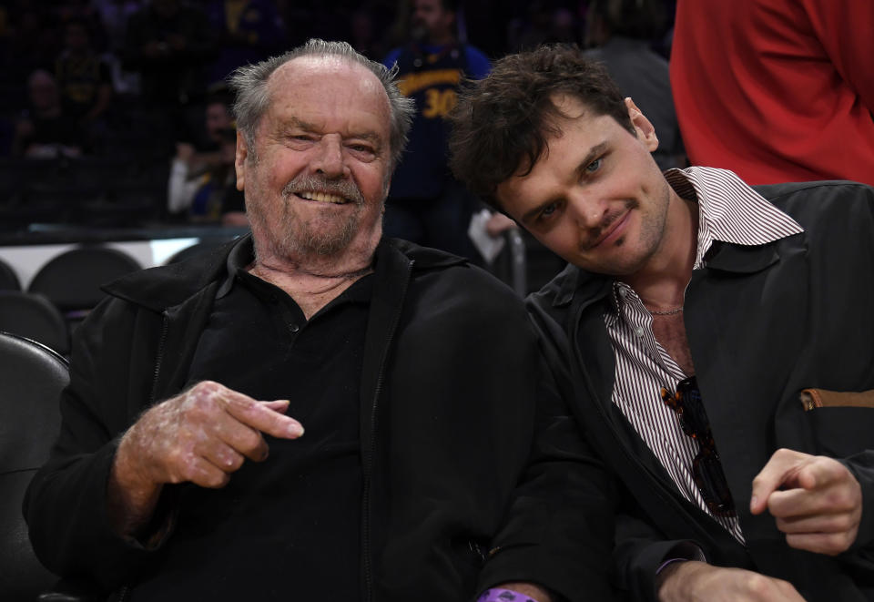 Jack Nicholson y su hijo Ray Nicholson en los playoffs de la NBA en un partido entre Los Angeles Lakers y Golden State Warriors. (Photo by Kevork Djansezian/Getty Images)