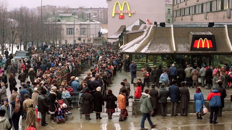 Cientos de personas hicieron cola para entrar en el primer McDonald's que abrió en Moscú en enero de 1990.