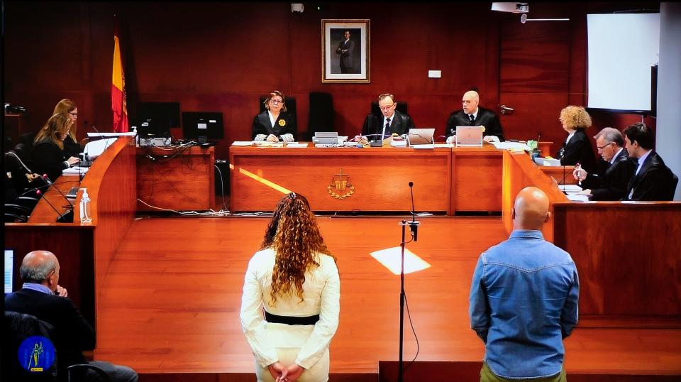 The two defendants seen from a screen in the press room during an oral hearing of the trial for the theft of bottles from Atrio, at the Provincial Court, on 27 February, 2023 in Caceres, Extremadura, Spain. The trial for the theft in Atrio continues today with the testimony of the accused Constantin Dumitru and Priscila Guevara and witnesses. The prosecution is asking for four years and six months in prison for the two arrested for stealing 45 bottles of wine from the wine cellar of the Atrio hotel restaurant.
