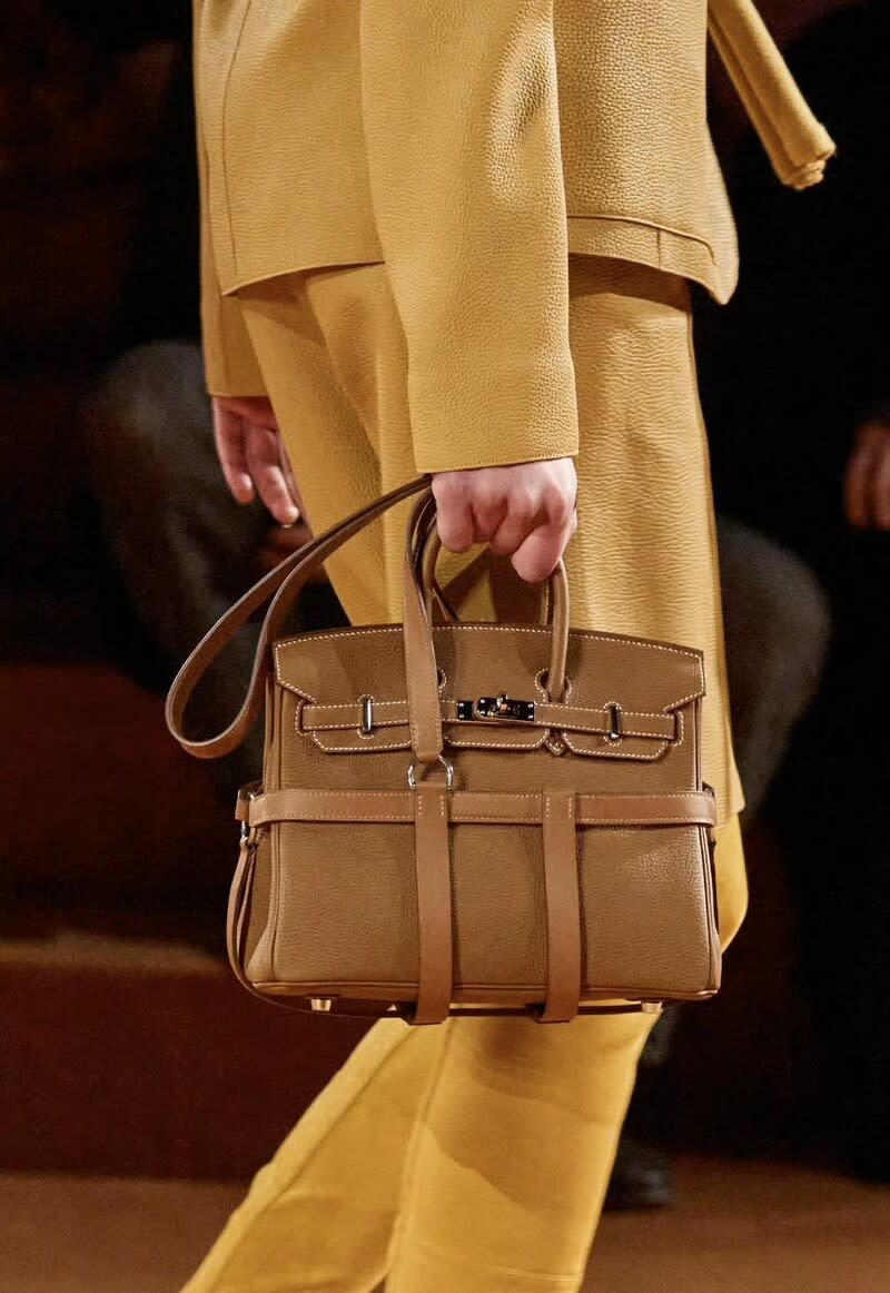 Hermès將明星手袋柏金包加上背袋設計，以往只能手提攜帶，現在多了皮革背帶後，更便於各個場合的需求。