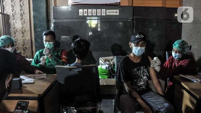 Warga mengikuti vaksinasi COVID-19 di Jakarta Islamic Center, Koja, Jakarta Utara, Selasa (7/9/2021). Situs covid-19.go.id mencatat, program vaksinasi COVID-19 di Indonesia telah mencapai 32,1 persen dari total jumlah sasaran 208 juta jiwa. (merdeka.com/Iqbal S. Nugroho)