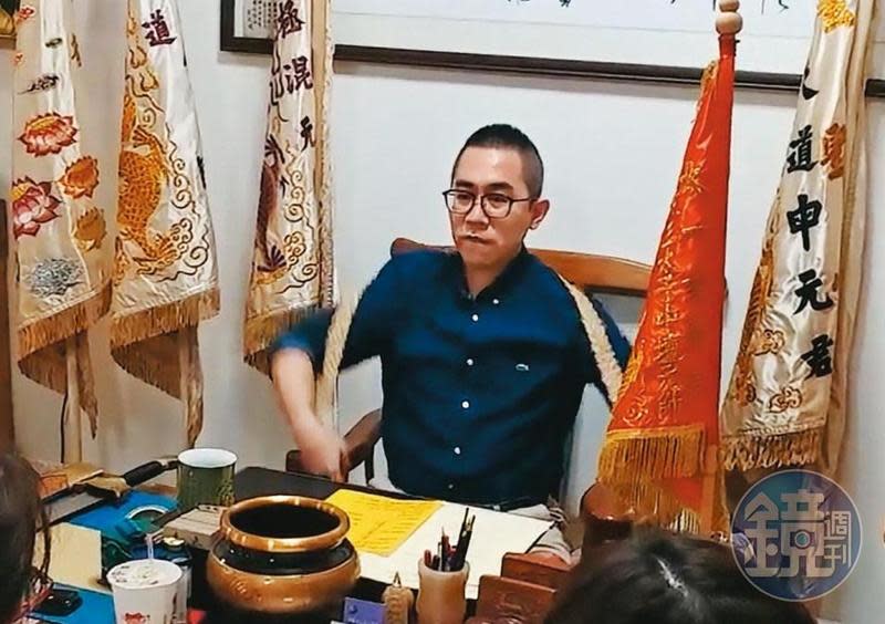 太一玄宗道脈發展協會羅姓創辦人自稱「大羅金仙」轉世，能替人改運。（讀者提供）