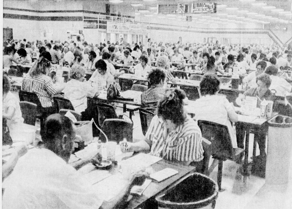 The 28,000-square-foot bingo hall on the Fort McDowell Mohave-Apache Indian Community is crowded with about 1,000 people. (Published August 11, 1986)
