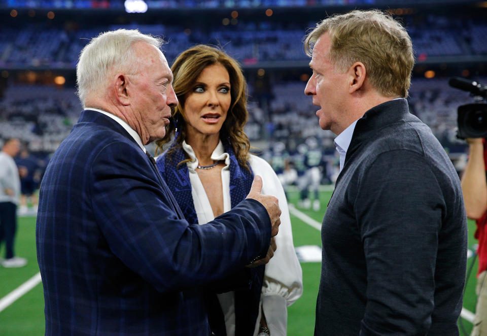 Jerry Jones, dueño de los Dallas Cowboys y la vicepresidenta ejecutiva del equipo Charlotte Jones Anderson con el comisionado de la NFL, Roger Goodell, antes del juego contra los Seattle Seahawks el 5 de enero de 2019 en Arlington, Texas. (Foto: Tom Pennington/Getty Images)