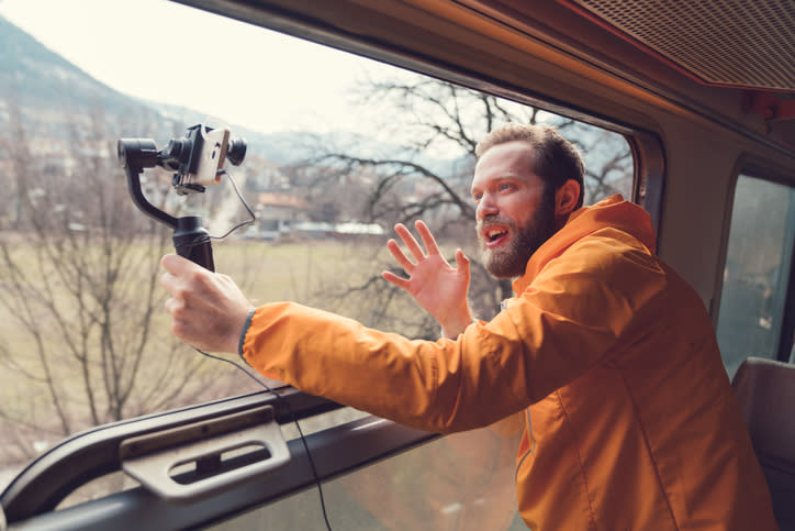 Le videocamere del cinema tipicamente girano a 24 fotogrammi al secondo (fps) che danno al film quel look speciale e unico riconoscibile dagli spettatori. Sfortunatamente le app native per la fotocamera degli smartphone gira a 30fps di default. (Getty)