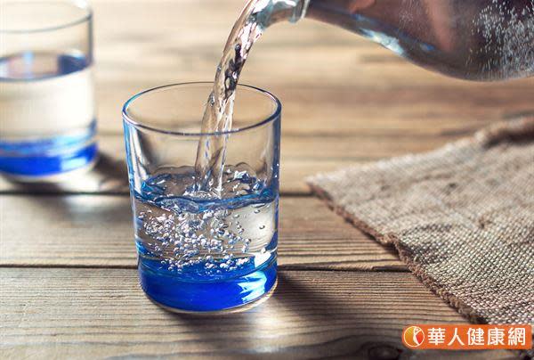 愛喝飲料不喝水？白開水有9大功效，喝對水，毒素退散！