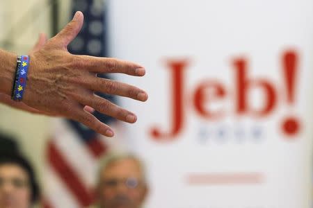 U.S. Republican presidential candidate Jeb Bush gestures while speaking at a campaign town hall meeting in Salem, New Hampshire September 10, 2015. REUTERS/Brian Snyder