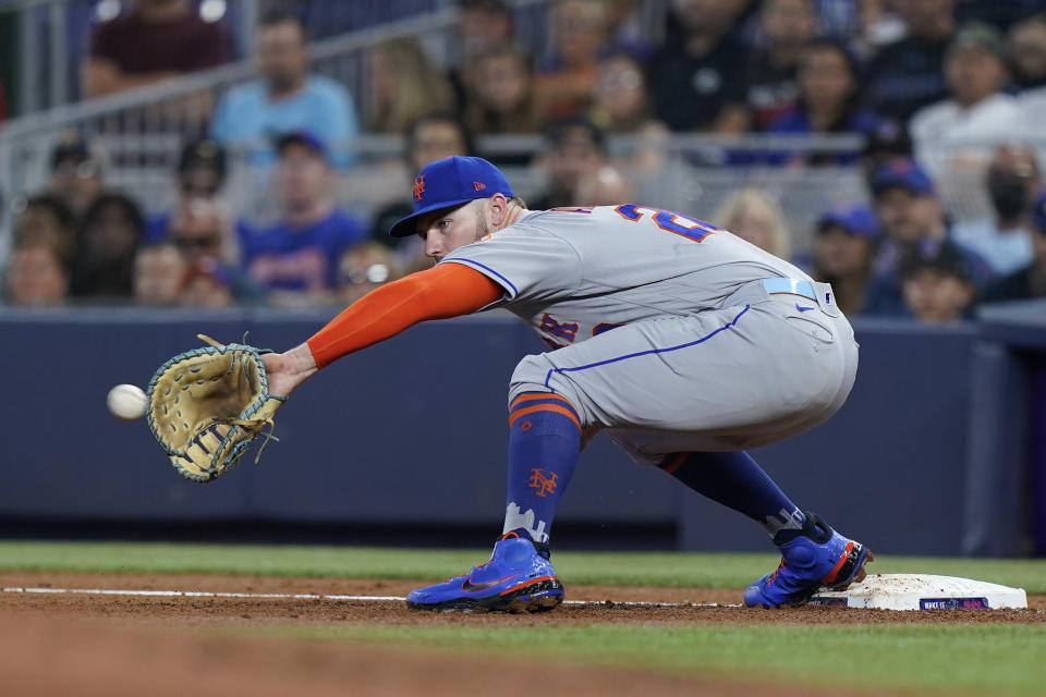 New York Mets first baseman Pete Alonso puts out Miami Marlins' Bryan De La Cruz at first during the first inning of a baseball game, Friday, July 29, 2022, in Miami. (AP Photo/Wilfredo Lee)