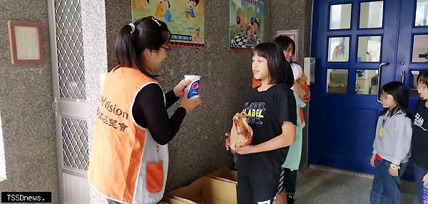 二○二二年總統教育獎得主洪琳惠接受展望會志工送來愛吃的炸雞可樂。(圖：展望會提供)